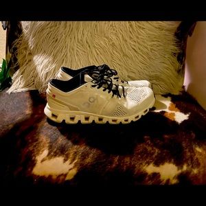 On Cloud Women’s Athletic Shoes 8.5